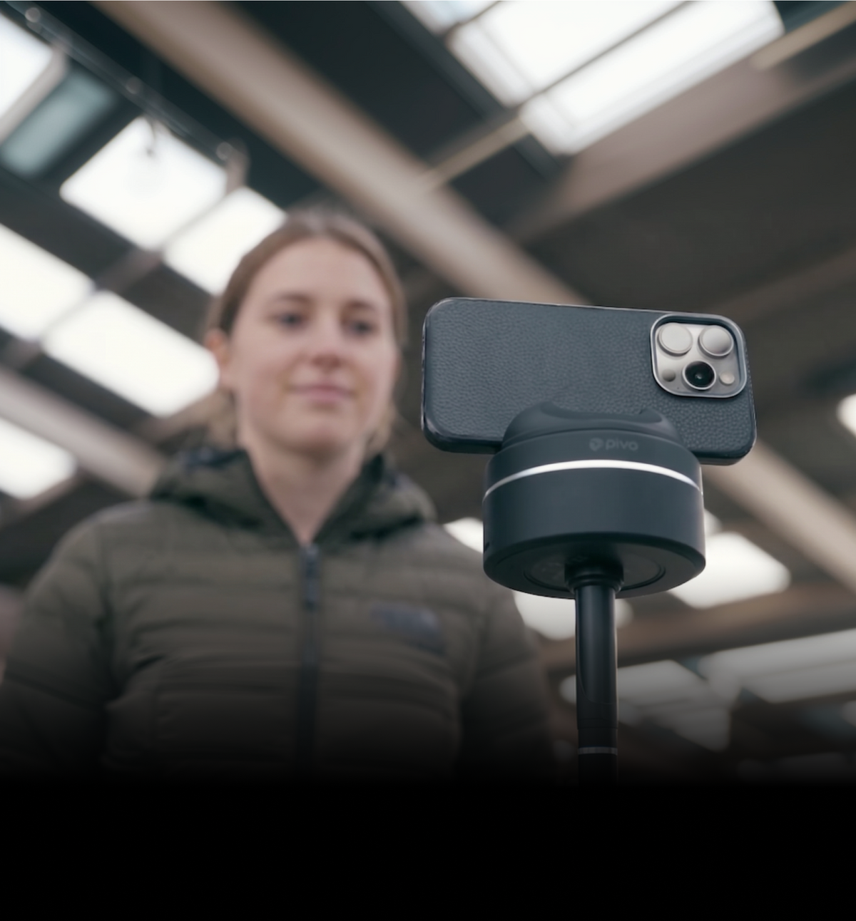 Setting up a phone on the Pivo Pod to record a riding lesson