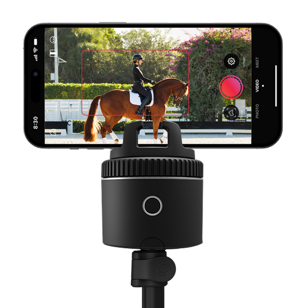 Pivo Pod sur un trépied tenant un téléphone qui suit automatiquement un cheval de dressage alezan et son cavalier